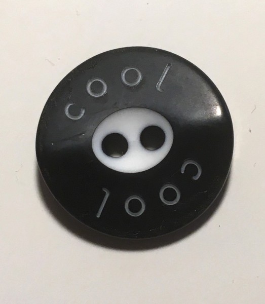Knopf - schwarz cool mit 2 Löchern